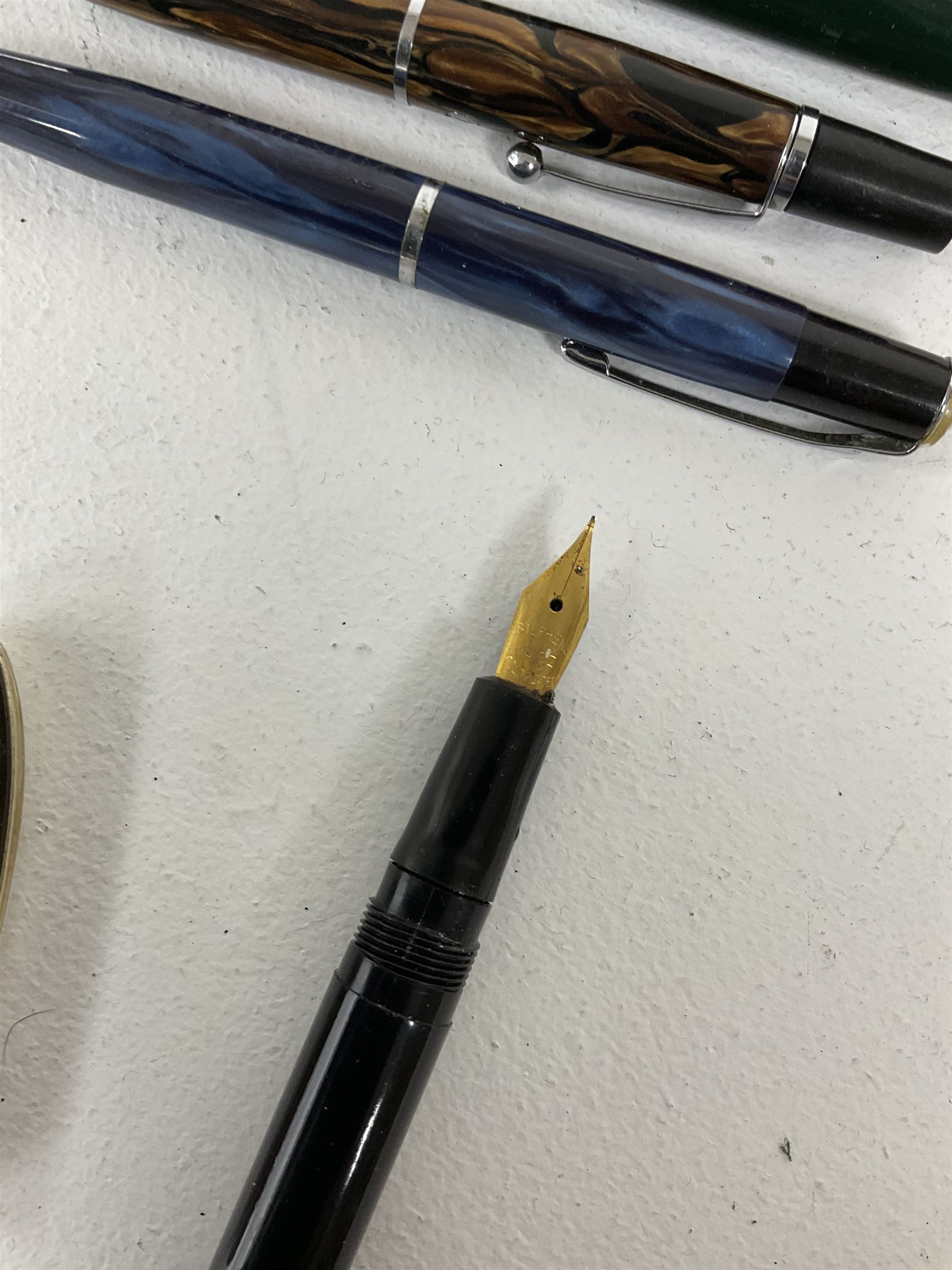 Large quantity of pens and propelling pencils, to include Rotring ballpoint pen, Osmiroid fountain pen, Parker fountain pen, Platignum ballpoint, etc, together with quantity of cases and boxes