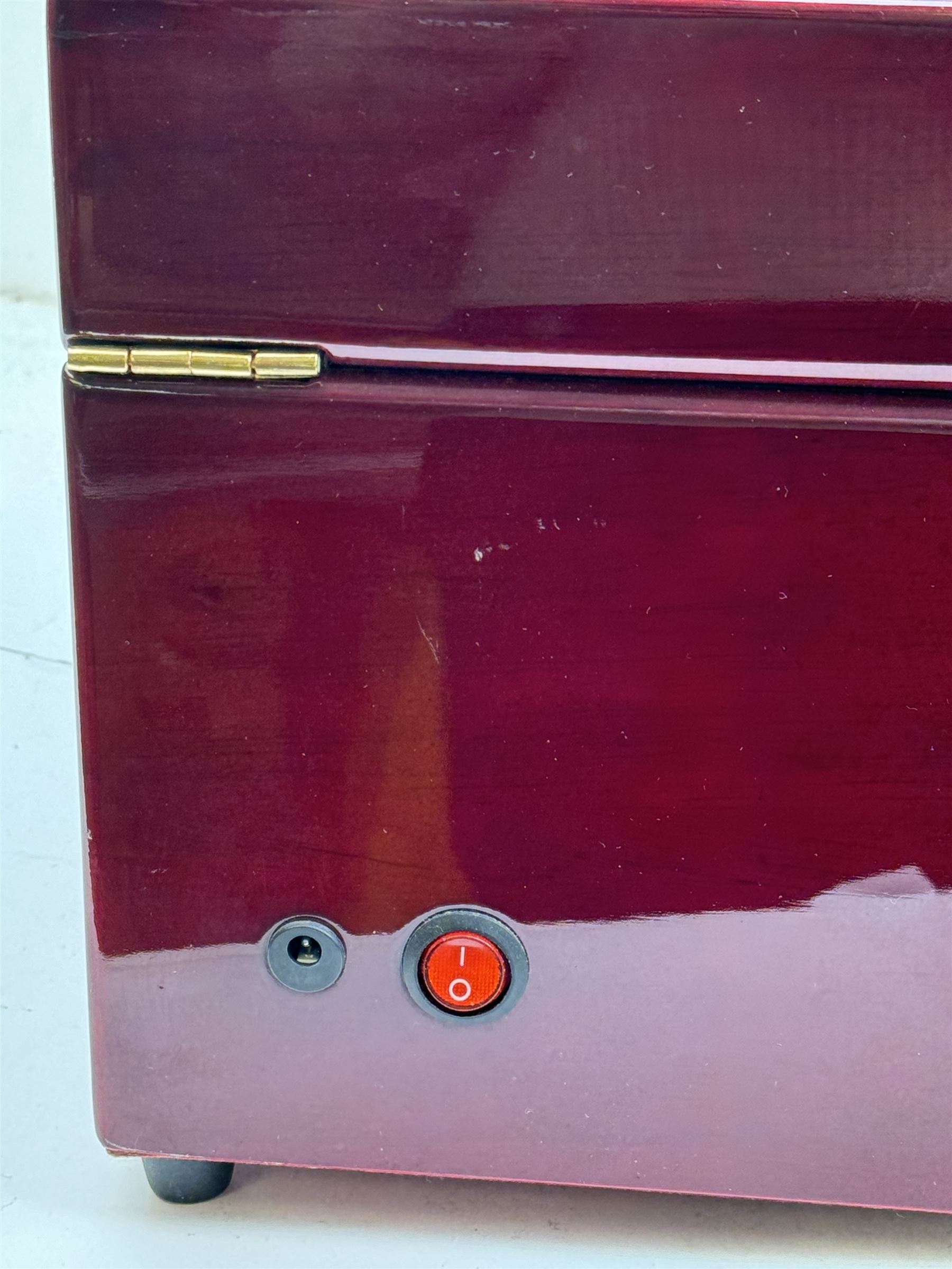 Electronic watch winder for three watches, in laminated mahogany finish, H24cm, W54cm