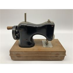 Singer mini sewing machine, together with Holly hobbie mini sewing machine and other sewing machine models, Singer H15cm
