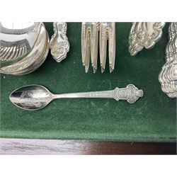 Case canteen of Oneida Community silver plated cutlery in the Mansion House pattern, sixty piece canteen