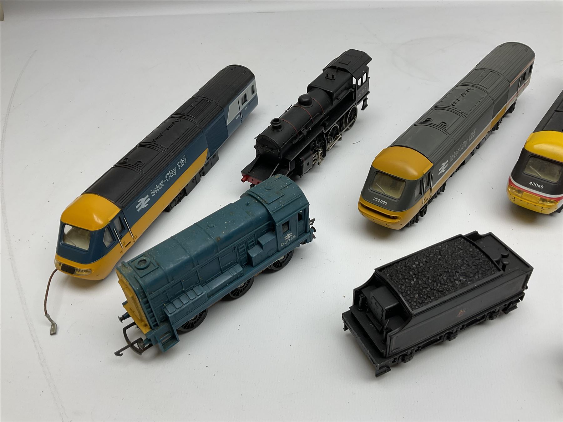 'OO' gauge - fourteen assorted playworn locomotives by Hornby, Tri-Ang, Lima etc, including 4-6-2 Flying Scotsman (lacking tender),  shunting locomotive, tank and diesel locomotives etc