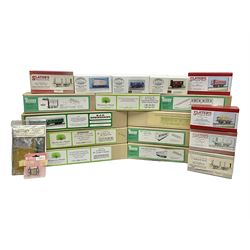  Eighteen boxed '0' gauge model railway kits for coaches and wagons from various makers, to include Roxey Mouldings, Slater’s Wagon Kits, Parkside Dundas, Blacksmith Models etc, all in original boxes (18)