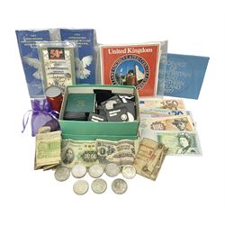 Great British and World coins and banknotes, including United Kingdom 1985 brilliant uncirculated coin collection, two 1995 brilliant uncirculated two pound coins in card folders, commemorative crowns, King George VI 1951 Festival of Britain crowns in card cases, United States of America 1964 Kennedy half dollar, two Switzerland 1966 five franc coins, five German 1972 commemorative coins, Euro banknotes, Bank of England Somerset one pound 'DU27', Japanese banknotes etc