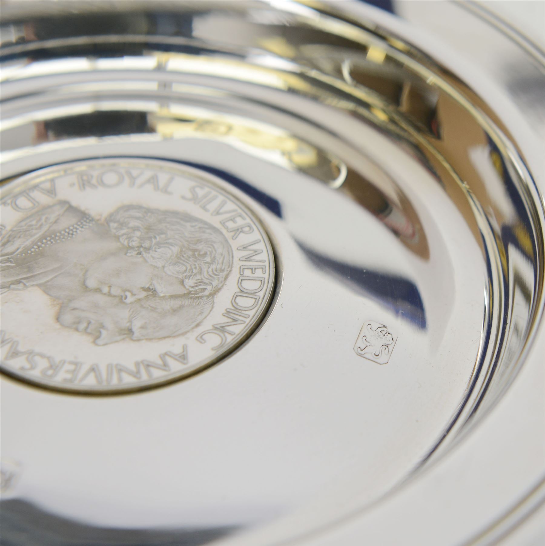 Pair of modern silver Queen Elizabeth II Silver Wedding Anniversary commemorative dishes, both hallmarked Silverware Manufacturers Ltd, London 1973, both within fitted cases 
