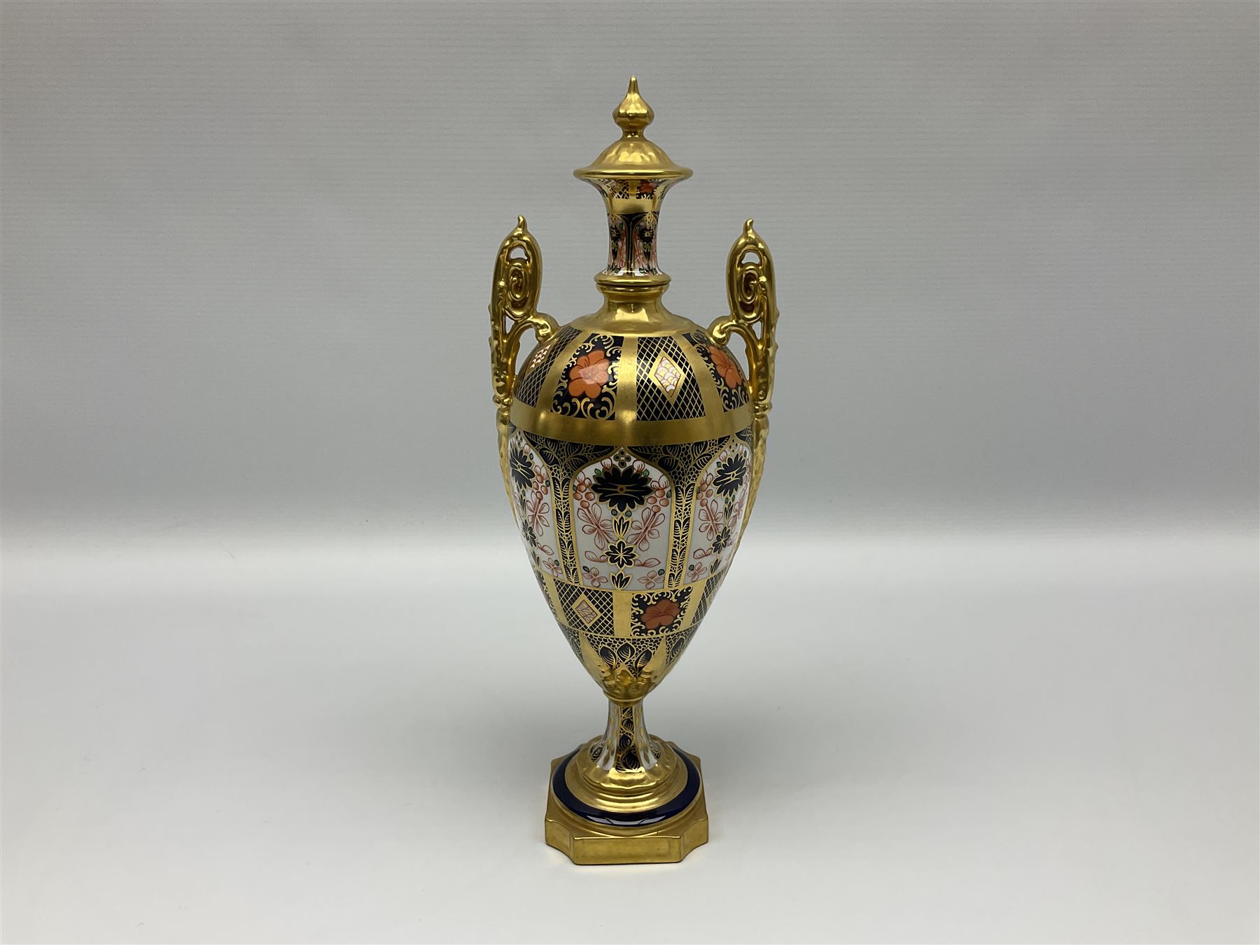 Mid 20th century Royal Crown Derby Old Imari 1128 pattern urn
