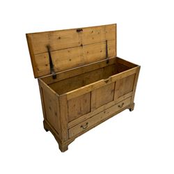George III pine mule chest, rectangular hinged lid over panelled front and sides, fitted with single drawer to base, raisedon bracket feet