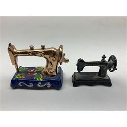 Singer mini sewing machine, together with Holly hobbie mini sewing machine and other sewing machine models, Singer H15cm