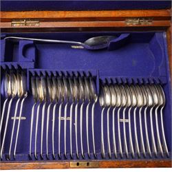 Canteen of Edwardian silver Old English pattern cutlery for twelve covers comprising twelve table forks, twelve dessert forks, twelve soup spoons, twelve dessert spoons, eleven tea spoons, pair of sauce ladles, four table spoons and a basting spoon in oak case London 1907 Maker Charles Boyton & Son
