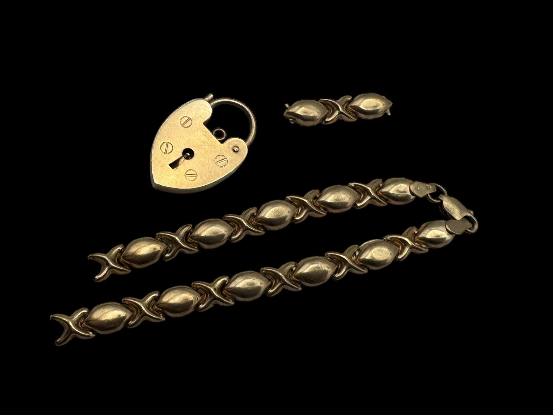 9ct gold jewellery, comprising bracelet links and a heart padlock clasp, both hallmarked 