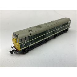 Graham Farish by Bachmann 'N' gauge - Class 31 diesel locomotive no.5826, Class 25/1 locomotive no.D5177 and Class 08 diesel shunter locomotive no.D3785 (3)