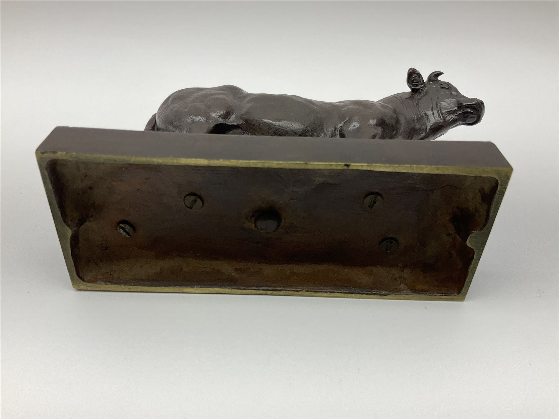 After Antoine-Louis Barye, bronze figure of a bull, upon a rectangular base, H10cm 