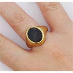 9ct gold single stone black onyx signet ring, Birmingham 1965