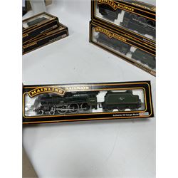 Seven Mainline Railways '00' gauge Jubilee Class 4-6-0 locomotives, comprising five 37062 in BR green livery, reworked as United Province no. 45578, Newfoundland no. 45573, Bellerophon no.45694, Nelson no. 45664 and no. 45691, 37047 Mars locomotive no. 45698 with Fowler tender in BR green livery and 936153 Western Australia locomotive no. 45568 in BR black livery, all boxed