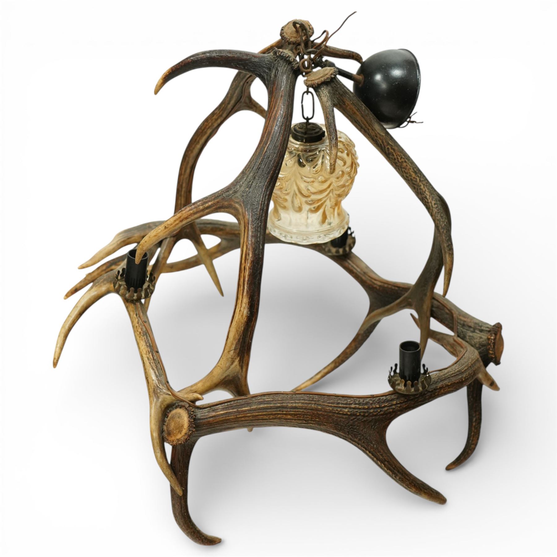 Antlers/Horns - Deer antler chandelier, of circular form, with three fitted lights, H77cm 