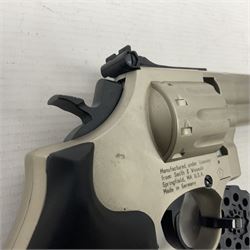 Smith and Wesson Model 686-8 .177 air pistol with satin finish, serial no.S0042397 with circular 10-shot magazine L37.5cm  NB: AGE RESTRICTIONS APPLY TO THE PURCHASE OF AIR WEAPONS.