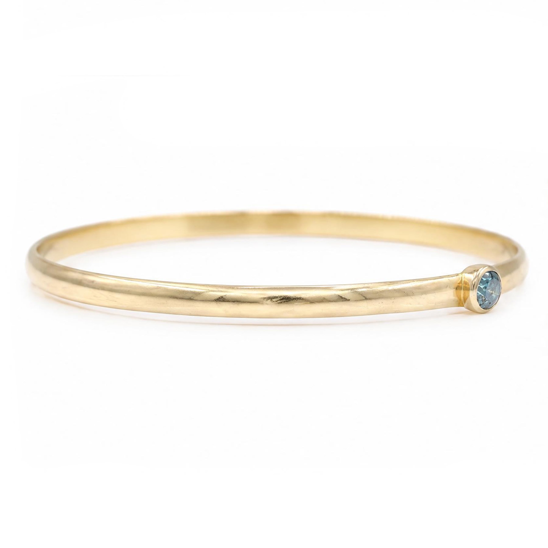 18ct gold fancy blue diamond bangle, bezel set with a single round brilliant cut diamond of approx 0.35 carat, stamped 750