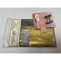 Eighteen boxed '0' gauge model railway kits for coaches and wagons from various makers, to include Roxey Mouldings, Slater’s Wagon Kits, Parkside Dundas, Blacksmith Models etc, all in original boxes (18)