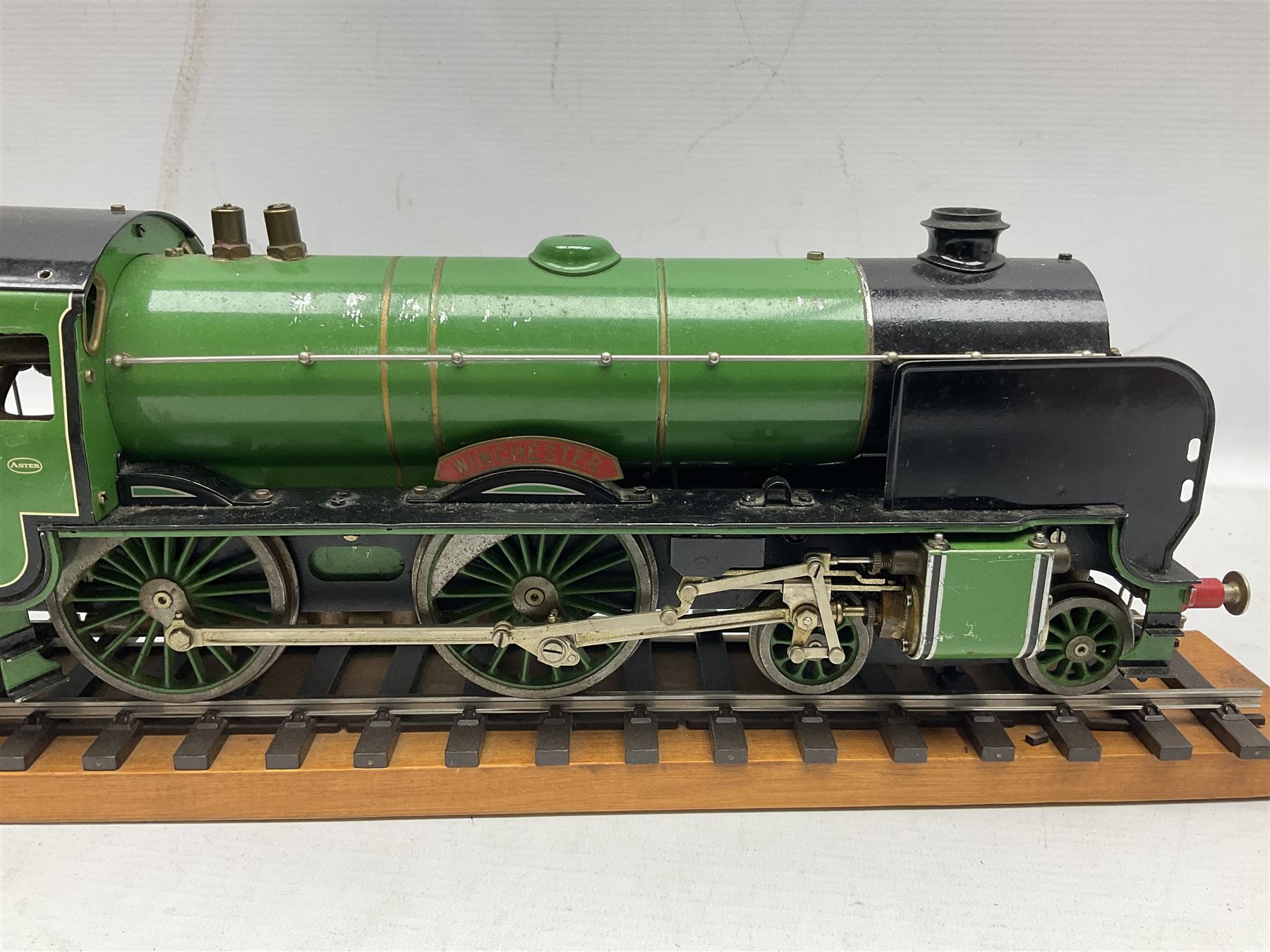 Gauge I - Aster live steam Southern Railway 4-4-0 Schools Class locomotive 'Winchester' No.901 with six-wheel tender; twin outside cylinders, smoke deflectors and spirit burner fed from tender tank, with Aster serial no. 6141167 between the wheels (2)