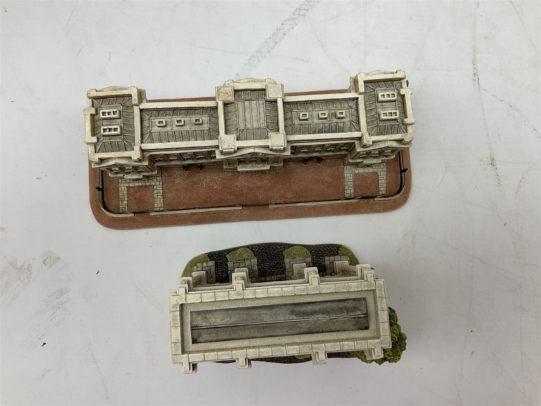 Six Lilliput Lane models from the 'Britain's Heritage' collection, comprising Hampton Court Palace, Tower Bridge, Tower of London, Buckingham Palace, Marble Arch and Big Ben, all boxed