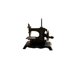 Miniature tinplate sewing machine, H15cm