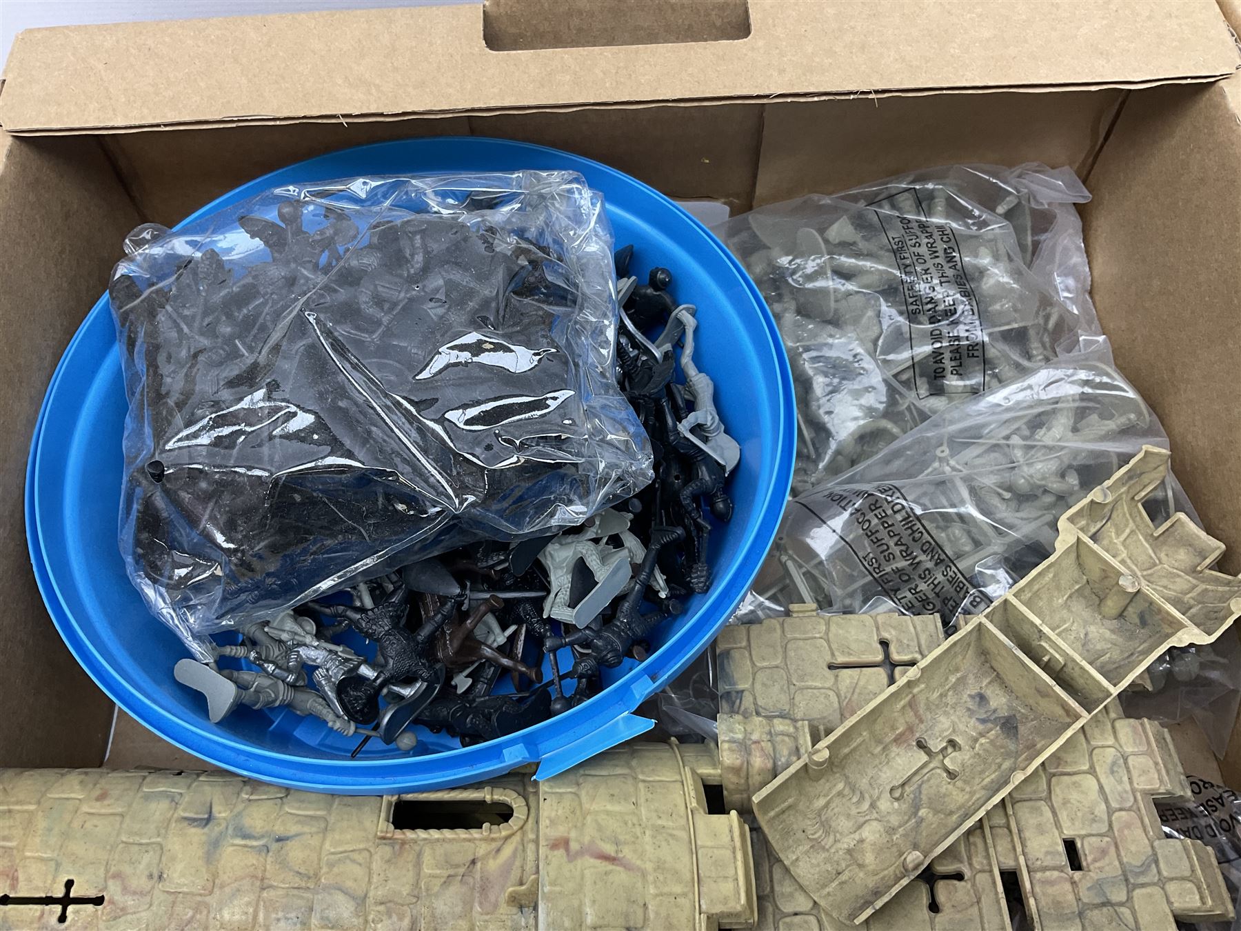 Power Team Elite World Peacekeeper's Expeditionary Unit with box, and sectional plastic fort (both completeness unknown); plastic and other figures of soldiers including groups of cavaliers, WW2 etc