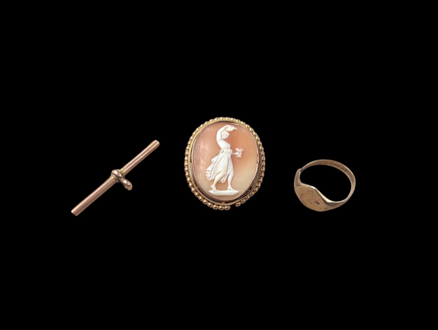 9ct gold jewellery, comprising cameo brooch, t-bar and split signet ring