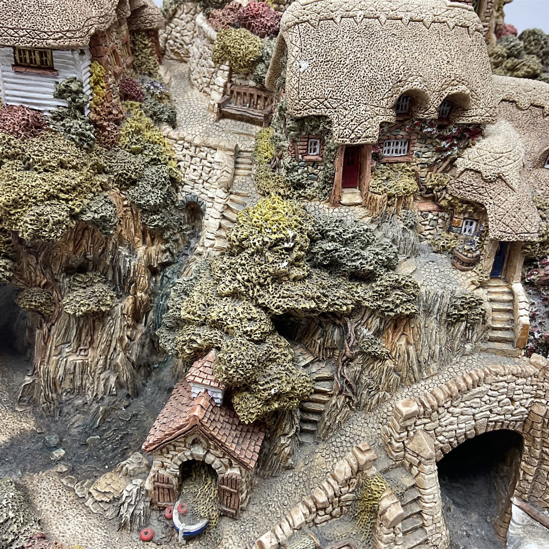 Lilliput lane St. Peters Cove with display plinth and original box 