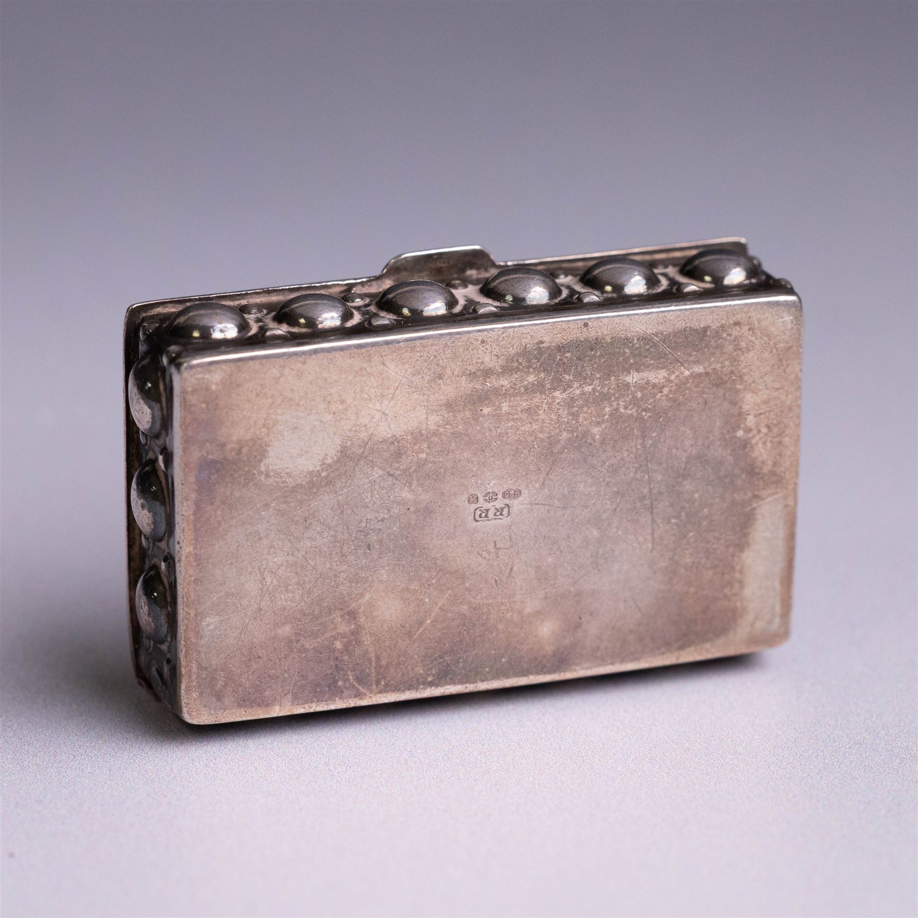 Modern silver snuff box, of rectangular form decorated in relief with bead decoration, with import marks for RR, London 1975, W4cm