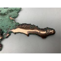 Large free form copper splash, with green patina and polished copper accents, at largest point H16cm, L18cm
