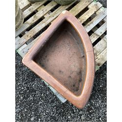 Glazed corner trough - THIS LOT IS TO BE COLLECTED BY APPOINTMENT FROM DUGGLEBY STORAGE, GREAT HILL, EASTFIELD, SCARBOROUGH, YO11 3TX