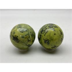 Pair of green serpentine spheres, D6cm