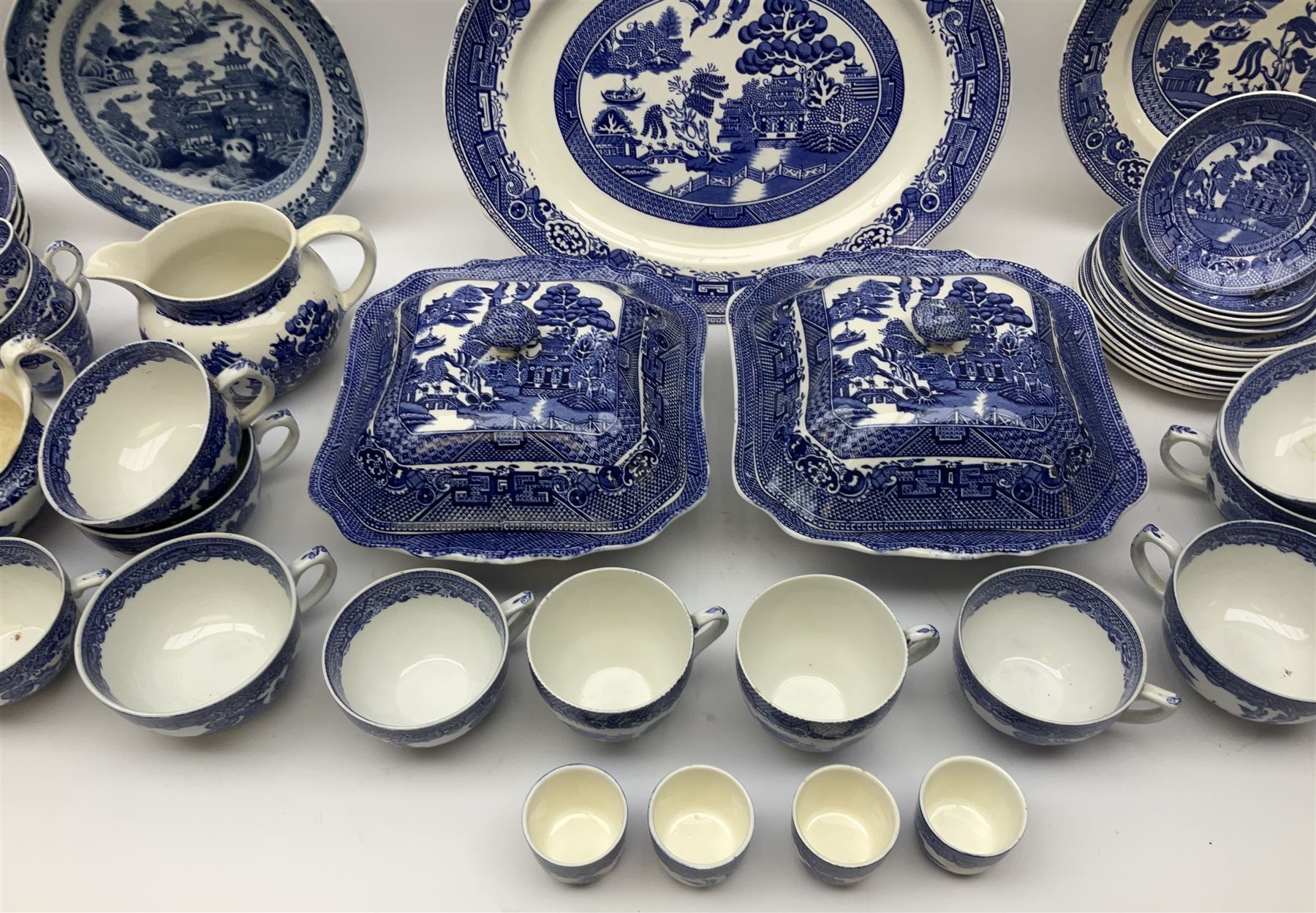 Late 18th/early 19th century Chinese export dinner plate, together with
Royal Venton Ware in Willow pattern, part dinner service, including two covered tureens, jug, six dinner plates, two serving platters, three serving platters, six dinner plates, seven side plates and seven dessert plates etc