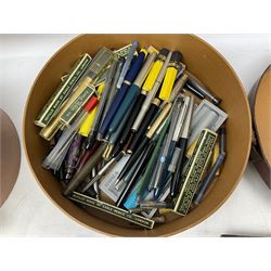 Approximately ten fountain pens with gold nibs, to include three Parker Duofold with 14ct gold nibs, two Sheaffer examples with nib stamped 14K, together with other pens including Parker and Sheaffer etc
