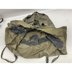 Falklands War - Argentine Special Forces beret with metal badge reputedly taken at Goose Green May 28th 1982 by Cpl. Hudson attached to 2 Para; together with an Argentine Gas Hood (2)