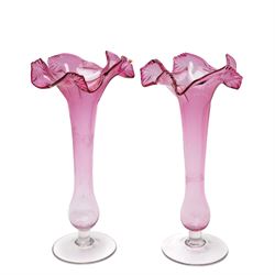 Late Victorian table oil lamp with green glass reservoir and metal base , cranberry glass oil lamp with loop handle and a pair of cranberry glass vases H30cm (4)