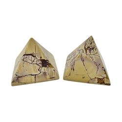 Pair of malachite pyramids, H5cm