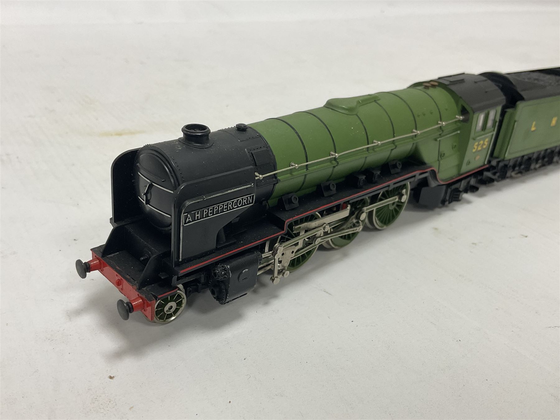 Various makers ‘00’ gauge - Hornby Class D41/1 4-4-0 ‘Yorkshire’ locomotive no.62700 in BR black and Green Schools Class 4-4-0 ‘Wellington’ locomotive no.30902 in BR green; G&R Wrenn Class R1 Tank 0-6-0T locomotive no.1127 in green; Trix Trains Class A2 4-6-2 ‘A.H.Peppercorn’ locomotive no.525 in LNER green (4) 