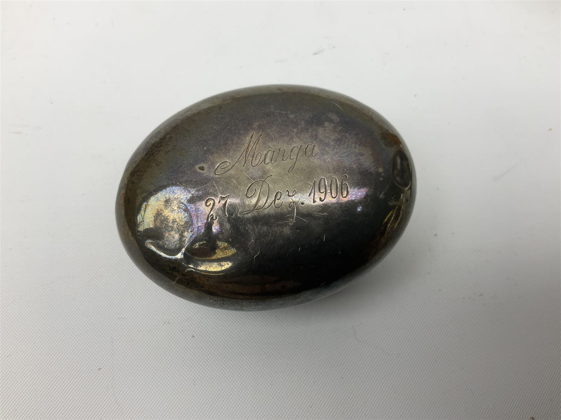 German silver pill box of oval form, the cover decorated with a serpent, stamped with crown and crescent and marked 800, together with a miniature silver capstan inkwell with glass liner, hallmarked Birmingham, a novelty silver teaspoon with golf club terminal, hallmarked Birmingham, and an amber glass scent bottle with silver plated cover, approximate weighable silver (not including inkwell or scent bottle with silver plated cover) 41.9 grams