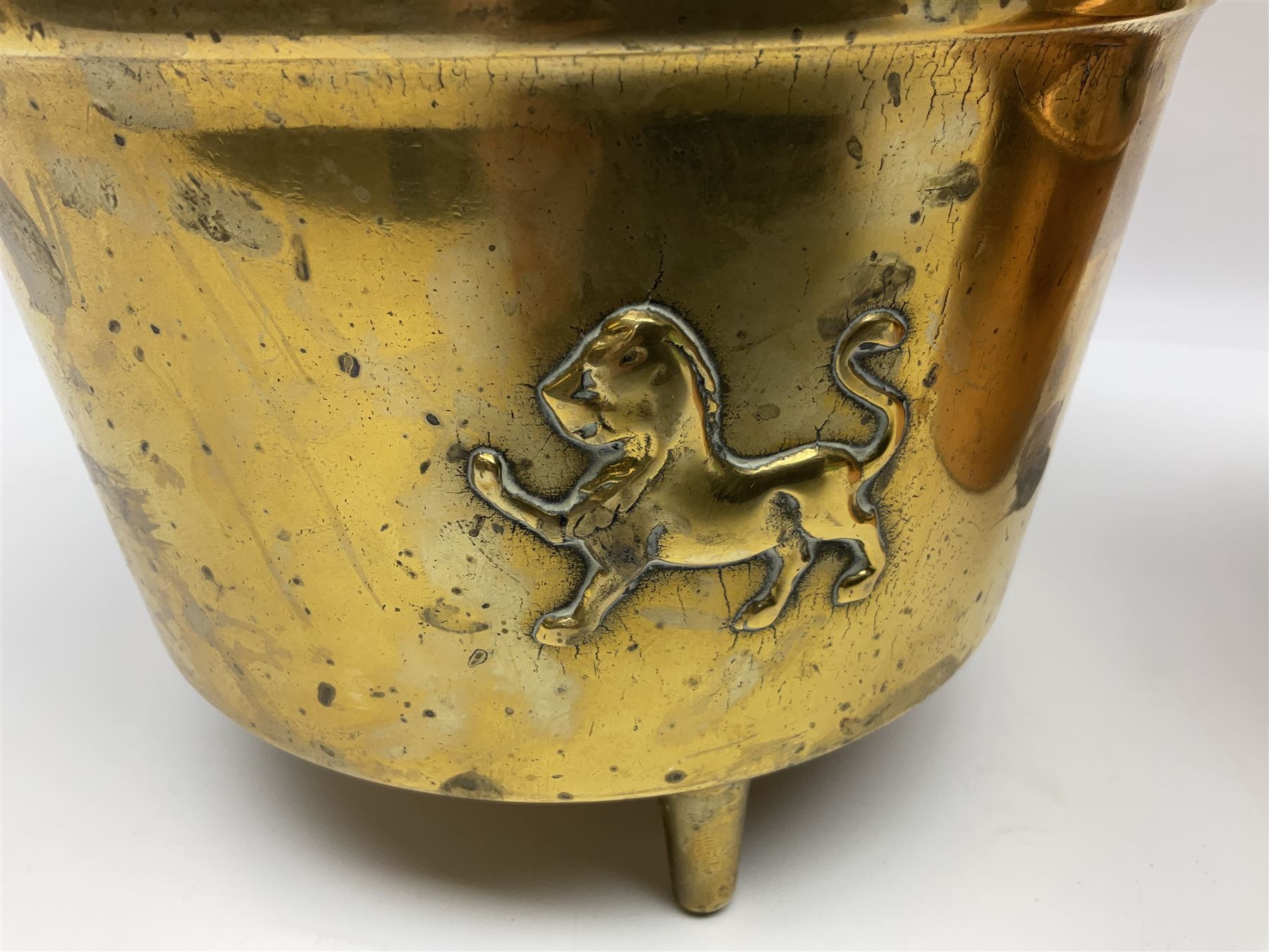 Brass coal bucket, embossed with lion to front and 1529 verso, together with an Royal Automobile Club Associate car badge and a copper kettle, bucket H 18.5cm