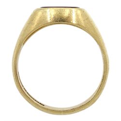9ct gold single stone carnelian signet ring, Birmingham 1969