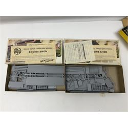 '00' gauge trackside accessories including Metcalfe kits for Platform, Goods Shed and Signal box, Superquick locomotive shed, Airfix kits for locomotive, wagons and buildings etc, Dapol Station Accessories and Turntable, six Parkside Dundas wagon kits, Hornby Footbridge etc; most boxed or packaged