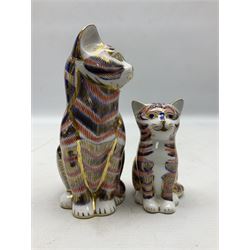 Three Royal Crown Derby Imari pattern paperweights, comprising seated kitten, sleeping kitten and large seated cat, one with gold stopper, all with boxes