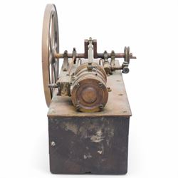Brass stationery engine on wooden base L36 cm
