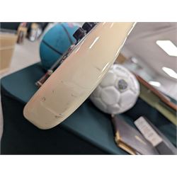 Fender jazz bass guitar, serial no. MZ7182451 made in Mexico c.2007, with cream body, white scratch plate, maple neck, guitar L120cm