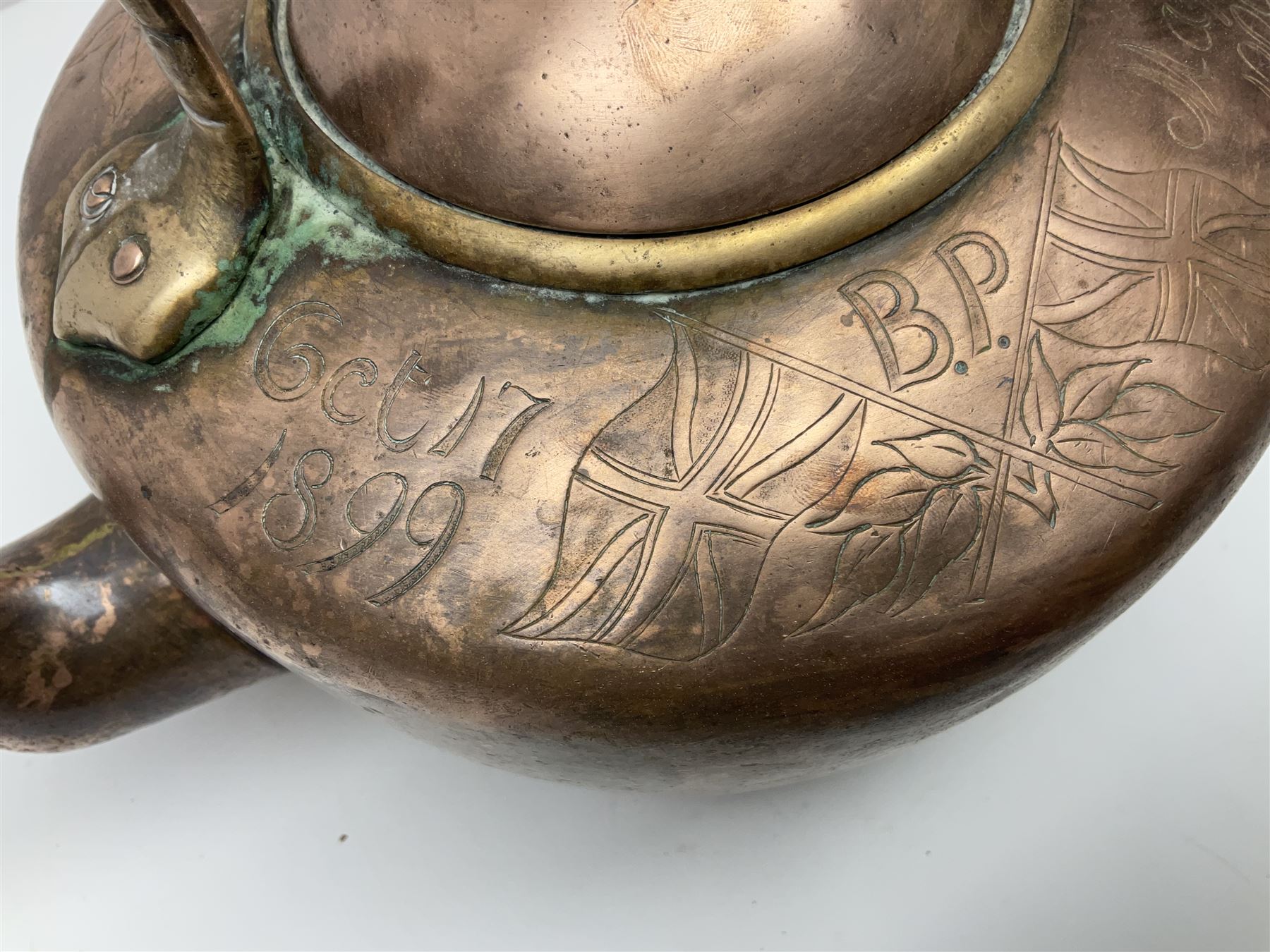 Engraved copper kettle, with Baden Powell Mafeking decoration with union jack flags, with finial modeled as Baden Powell, H31cm