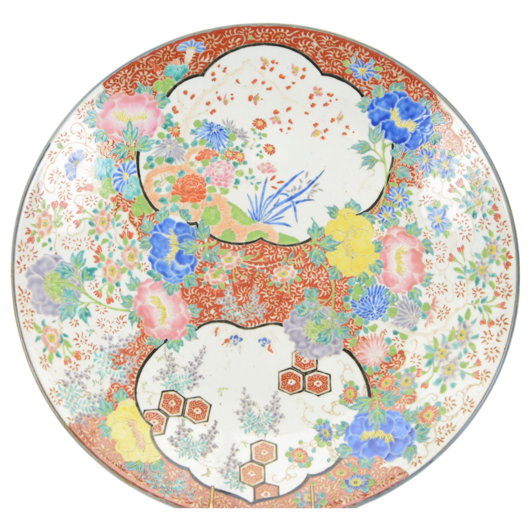 Large 19th century Japanese Imari charger, of circular form, decorated in polychrome enamels with roses and peonies, D48cm