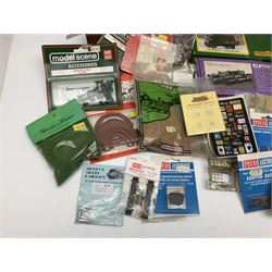 '00' gauge layout accessories - Langley Miniatures Footbridge kit, wagon kits by Nu-Cast, Colin Ashby, Slaters etc, layout chippings, fencing, sprues of figures and accessories, switches and motors, Peco Lectrics, name plates, transfers etc; most boxed or packaged