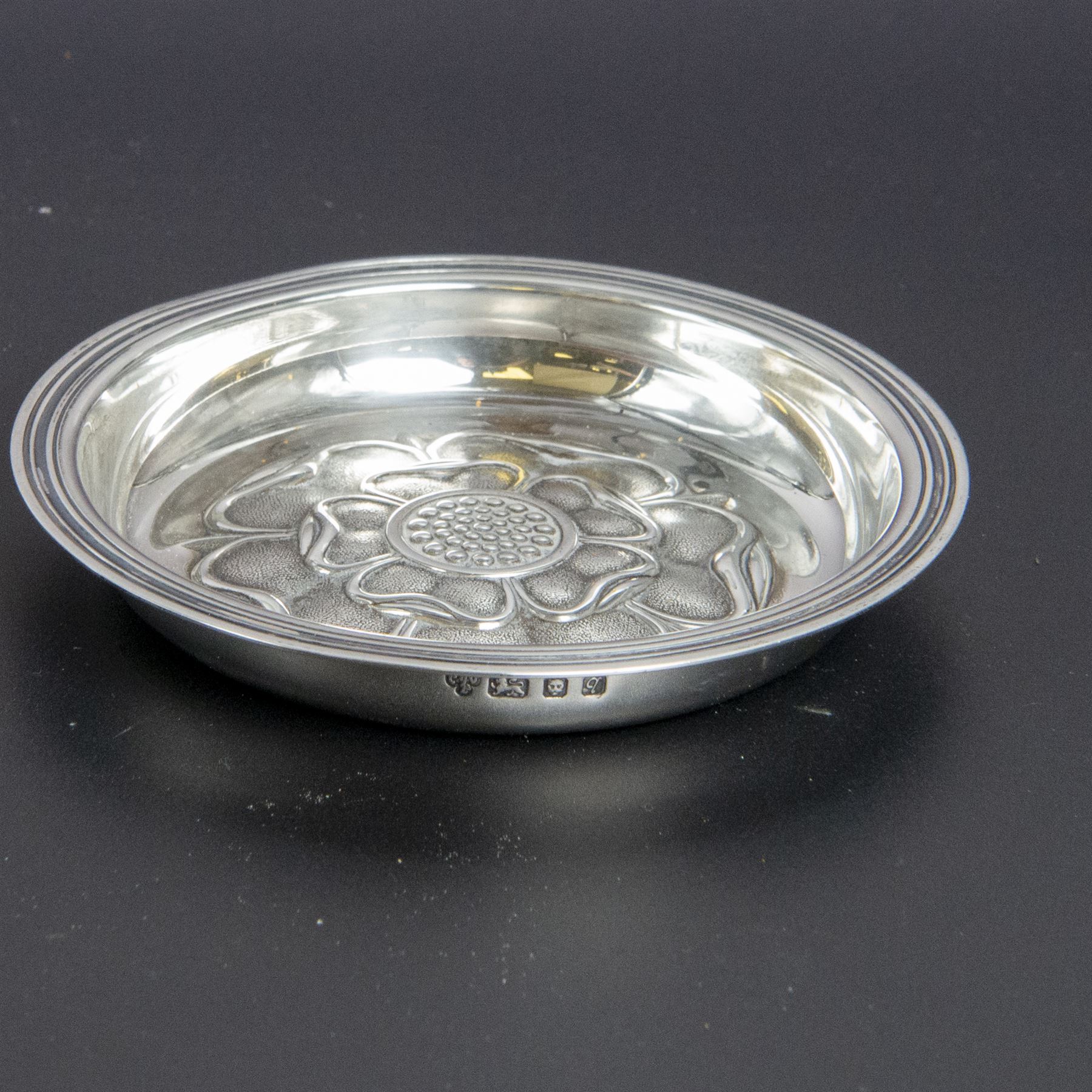Late 20th century silver pin dish, embossed with Yorkshire rose to centre, hallmarked C J Vander Ltd, London 1971, together with a set of six silver handled King's pattern tea knives, hallmarked Kirby Beard Ltd, Sheffield 1928, contained within fitted case