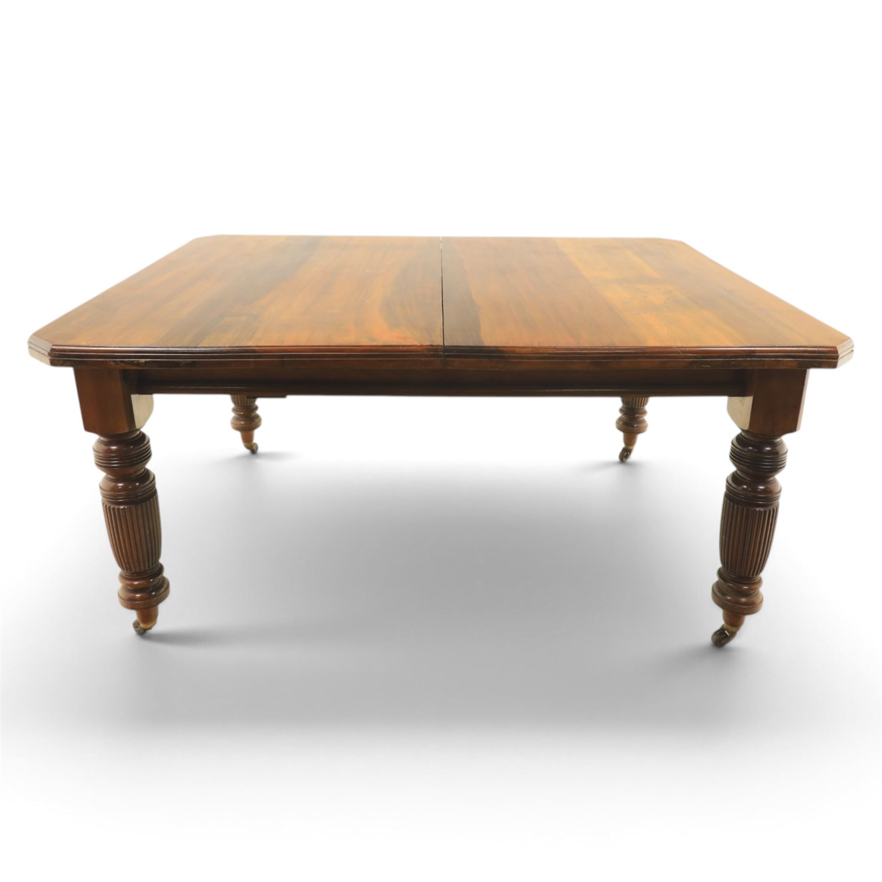 Victorian mahogany extending dining table and four chairs, rectangular top with moulded edge, extended to 198cm with additional leaf and winder, fluted and turned supports raised on castors, the chairs with swept frame and overstuffed seat, raised on cabriole front supports