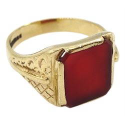 9ct gold carnelian signet ring with engraved shoulders, Birmingham 1971
